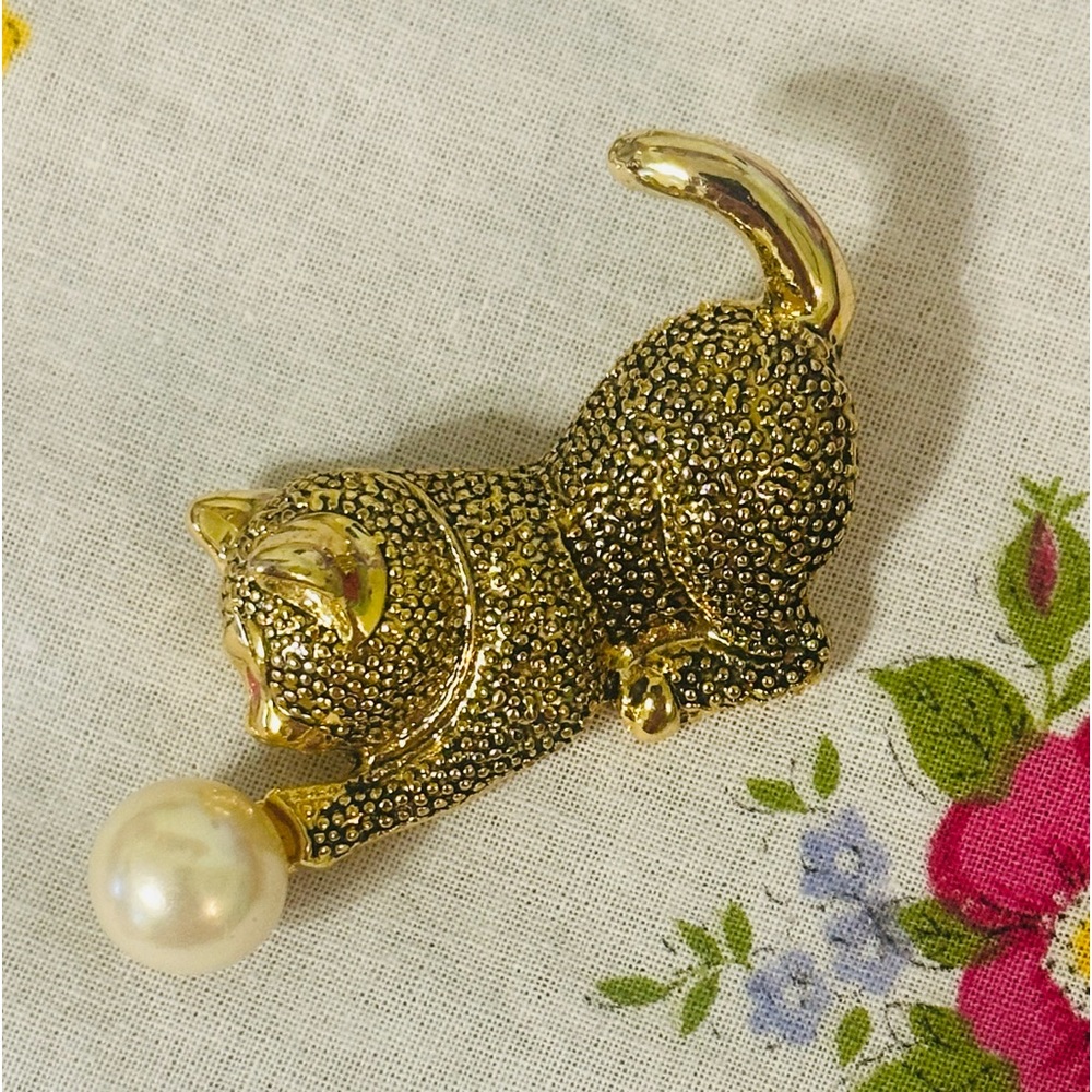Gold-Tone Kitty Cat Brooch Chasing a Faux Pearl